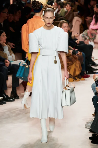 Look 32